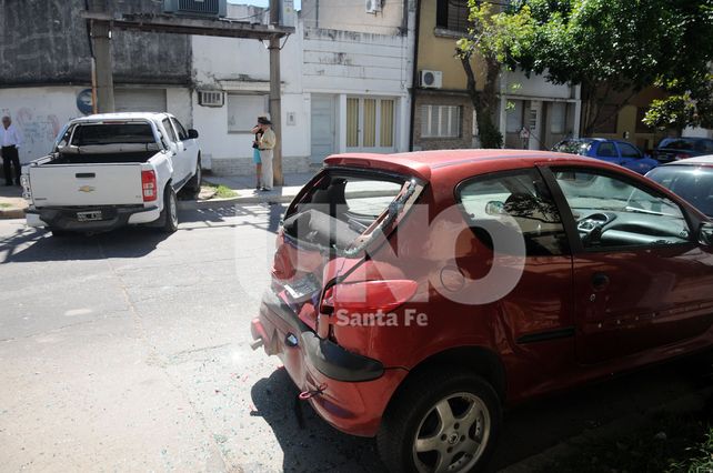 Camión chocó a una camioneta que embistió a cuatro autos estacionados