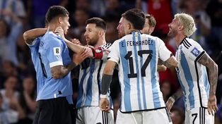 Lionel Messi toma del cuello a Olivera tras el cruce con Rodrigo De Paul.