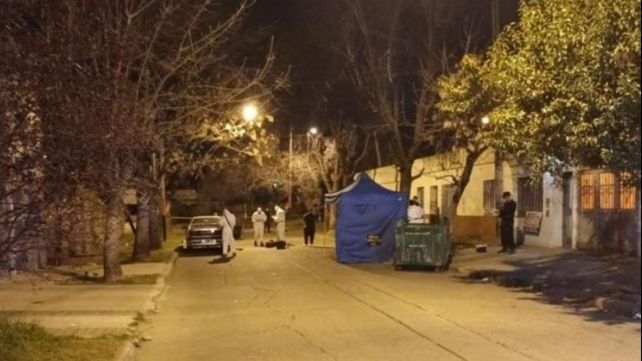 Efectivos del gabinete criminalísticos trabajan en la escena del asesinato de Eduardo Enrique Morera