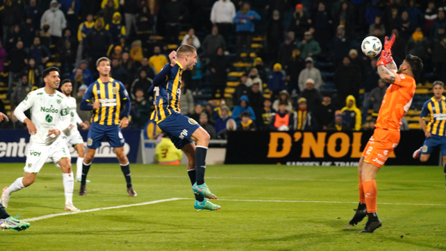 Módica anotó el primer gol en el 3 a 0 de Central sobre Sarmiento