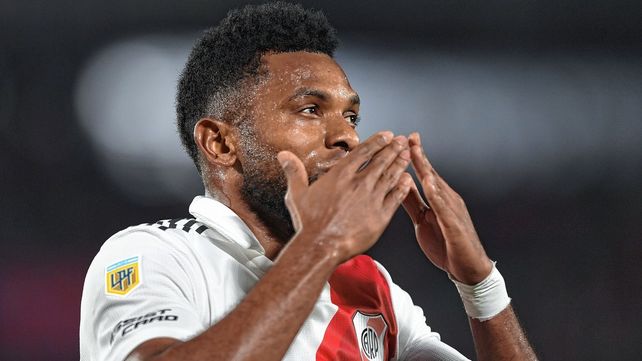Miguel Borja festeja uno de sus dos goles para River.