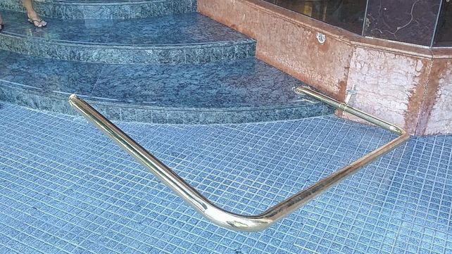 La baranda de bronce que intentaron llevarse del edificio los delincuentes La baranda de bronce que intentaron llevarse del edificio los delincuentes