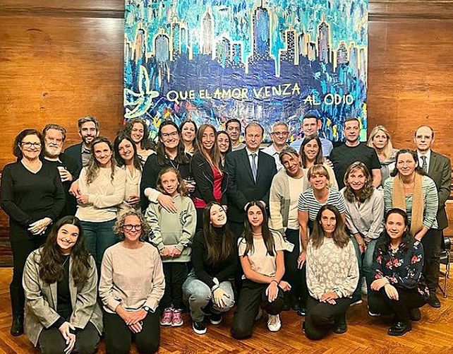 Diplomáticos argentinos recibieron a familiares y sobrevivientes del ataque de 2017.