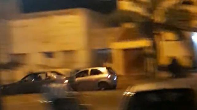 Así corren picadas en la Costanera frente al Hogar Estrada