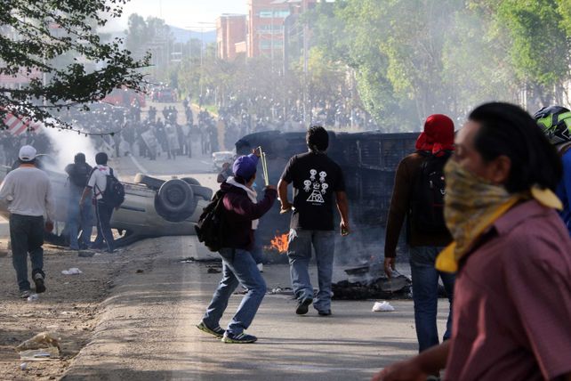 Tres muertos y 45 heridos en choques entre policía y maestros en México
