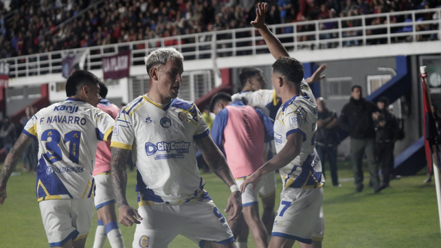 Enzo Copetti celebra su gol en el tiempo adicional. Central volvió a ganar en el Nuevo Gasómetro tras un largo tiempo.