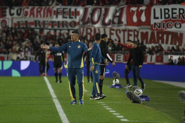 Jorge Almirón no encontró respuestas por parte del equipo en la derrota de Central en el Monumental.