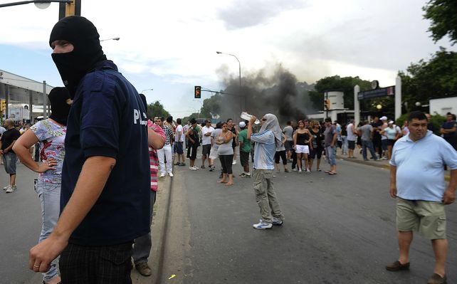 La protesta policial que tuvo en vilo a la ciudad durante el fin de semana pasado fue protagonizada por efectivos de la policía exhibiendo sus armas de fuego.