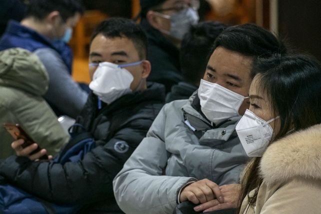 Cuidados. En la superpoblada Shanghai el miedo se detecta en los medios p&uacute;blicos de transporte.