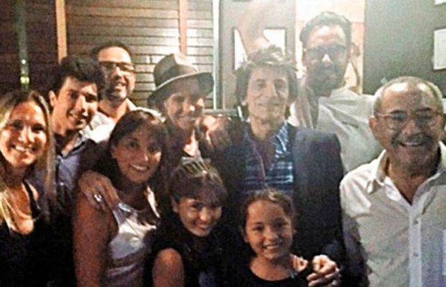 Los músicos llegaron a La Cabrera escoltados por un séquito de 13 personas