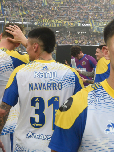 Almirón tocó el cielo auriazul con las manos por la obtención de la Superliga Internacional