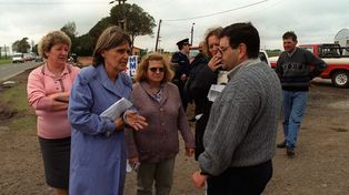 Paro agropecuario de los de antes, en octubre de 2000. Mujeres en lucha en la ruta 9 altura de General Lagos, entregan panfletos a camioneros.