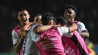 Recalde lo grita con todo, mientras se arrima Justo Giani. Fue el gol del empate de Newells ante Colón en Santa Fe.