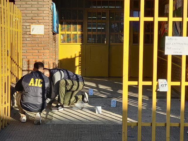Peritos de la policía investigaban la escena del hecho