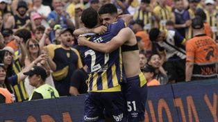 Vamos vamos los pibes. Segovia celebra con Duarte el segundo gol de Rosario Central ante Belgrano.