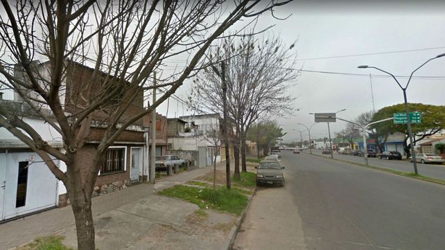 Un ladrón fue atrapado al quedar enganchado en la reja de una casa