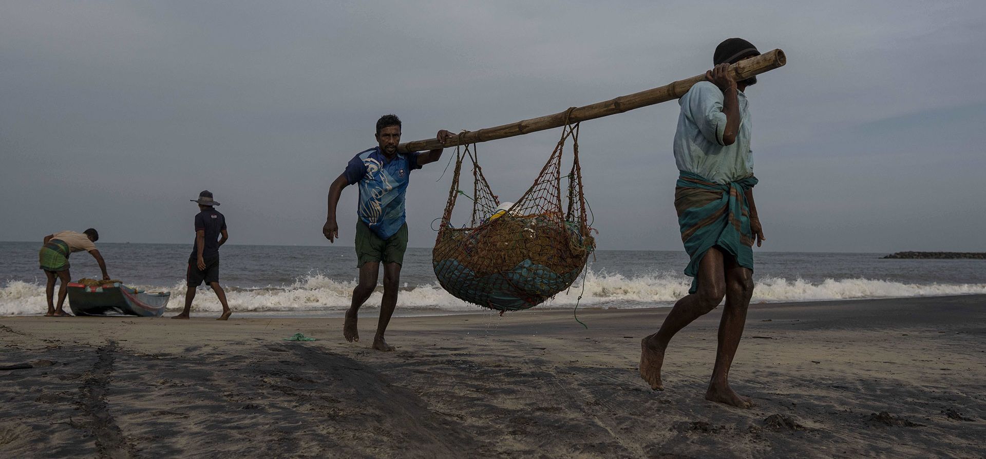 Pescadores llevan su captura a la costa en Colombo, Sri Lanka, el jueves 12 de enero de 2023. (Foto AP/Eranga Jayawardena)