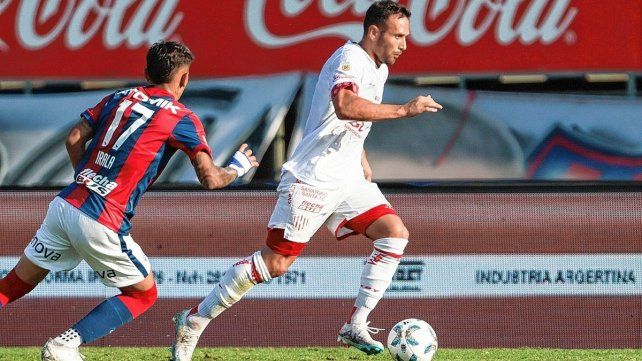 Claudio Corvalán debe cumplir una fecha de suspensión y el DT de Unión debe definir su reemplazante.