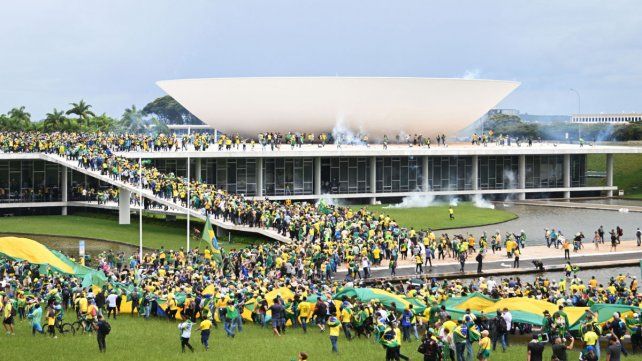 Miles de partidarios de Jarir Bolsonaro invadieron el Palacio del Planalto