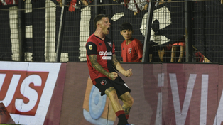El Colo Ramírez grita con los puños apretados su gol con la camiseta de Newells en el Coloso. Le anotó a Belgrano para la victoria por 1 a 0.&nbsp;