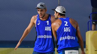 Nicolás (de frente) y Julián, la dupla N° 1 del país y la que devolverá al beach volley masculino a los Juegos tras dos ediciones de ausencia.