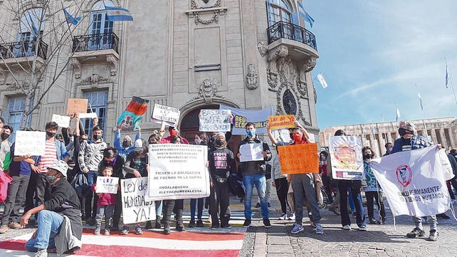 Reclamo. Grupos ambientalistas protestaron ayer por las quemas en las islas frente a las puertas del Concejo municipal.
