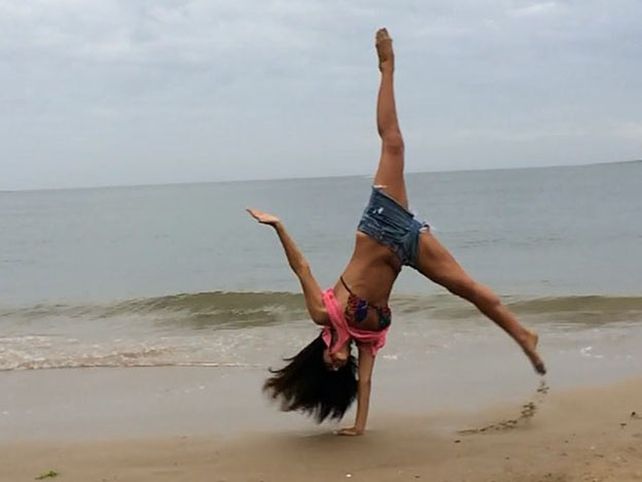 Una morocha hot suelta en las playas de Punta