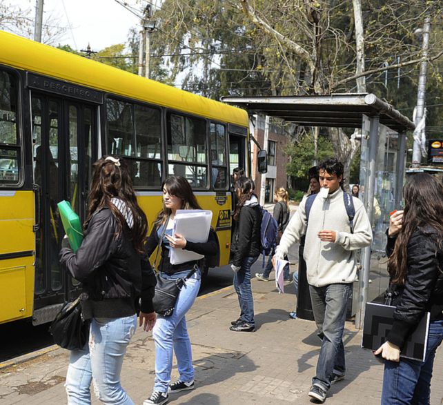 El incremento de alumnos que tramitan el medio boleto sube al ritmo de los bolsillos flacos estudiantiles.