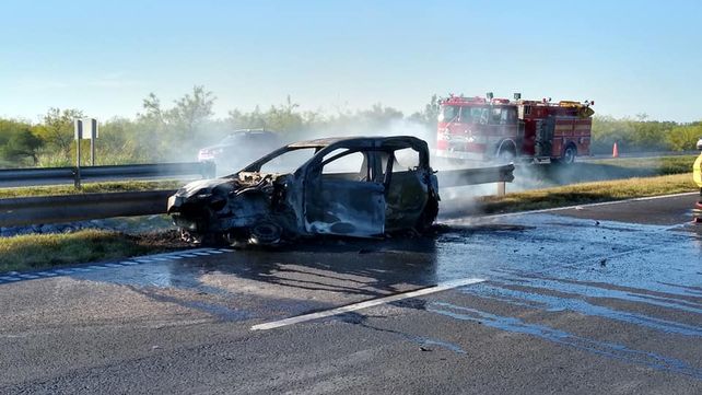 Un auto se prendió fuego tras un choque en la autopista