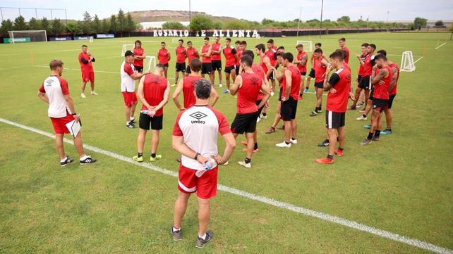 Pausa para el diálogo. El plantel charla con el entrenador durante un entrenamiento en el predio de Bella Vista.