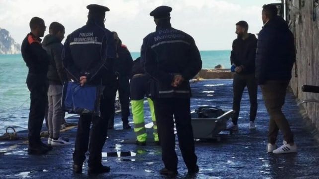 El cuerpo de la mujer que flotaba a pocos metros de la costa fue recuperado por los hombres de la Guardia Costera de Amalfi.&nbsp;