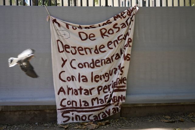 Colgaron un trapo con una grave amenaza a periodistas en Telefe Rosario
