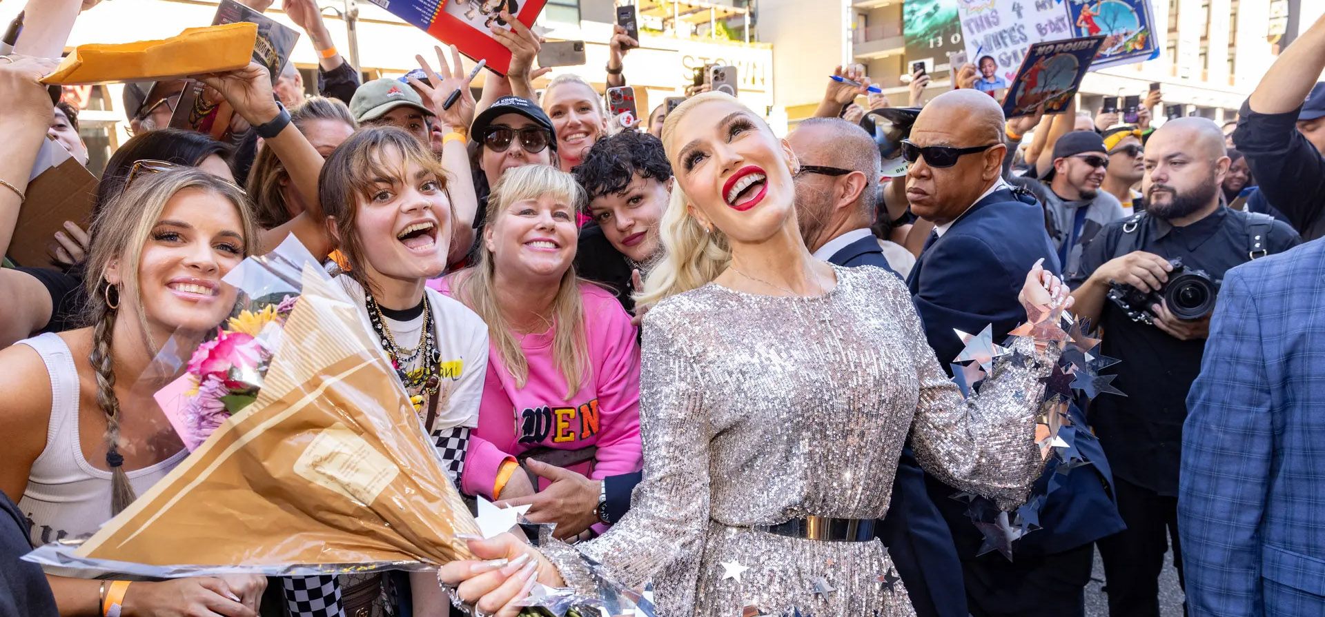 Gwen Stefani se reúne con sus fans durante un evento para conmemorar la incorporación de su nombre al Paseo de la Fama de Hollywood, Los Ángeles, Estados Unidos. Fotografía: Christopher Polk/Variety/Getty Images Gwen Stefani se reúne con sus fans durante un evento para conmemorar la incorporación de su nombre al Paseo de la Fama de Hollywood, Los Ángeles, Estados Unidos. Fotografía: Christopher Polk/Variety/Getty Images