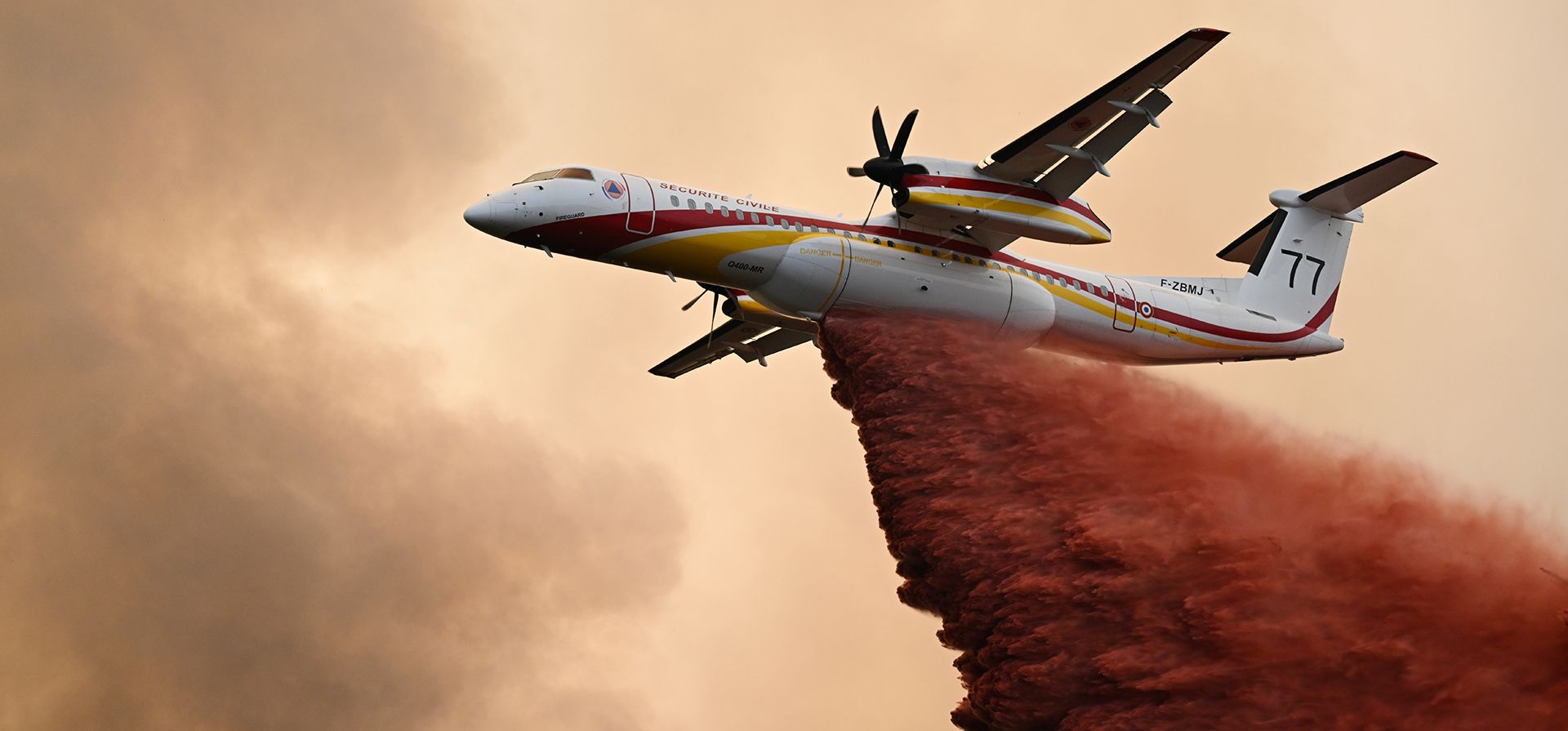 Un De Havilland Canada Dash 8-400 arroja retardante sobre un bosque cerca de Saint-Jean-d'Illac, durante los incendios que arrasan el suroeste de Francia, el 28 de julio de 2026. (AP Foto/Emma Da Silva) Un De Havilland Canada Dash 8-400 arroja retardante sobre un bosque cerca de Saint-Jean-d'Illac, durante los incendios que arrasan el suroeste de Francia, el 28 de julio de 2026. (AP Foto/Emma Da Silva)
