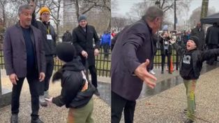Un chico sorprendió a Sylvester Stallone y recreó una emblemática escena de la película Rocky con el el actor.&nbsp;