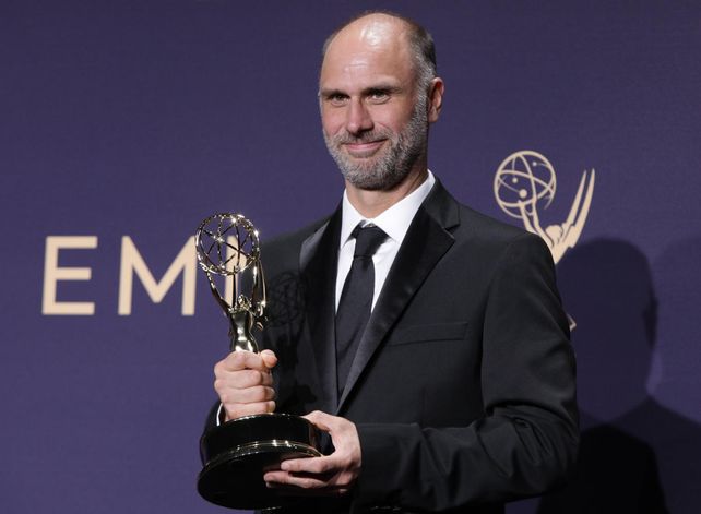 Jesse Armstrong, el creador de la serie, con un merecido premio Emmy. 
