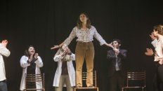 La obra es representada por actores y actrices de Rosario. La obra es representada por actores y actrices de Rosario.
