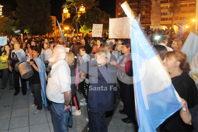 En Santa Fe una multitud llevó sus reclamos a la Plaza de Mayo