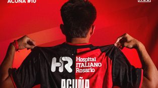 Acuña lleva el 10 en la espalda, un número muy representativo y de mucha carga simbólica en el fútbol, y mucho más en Newell’s.