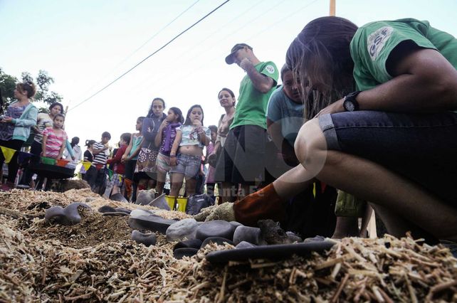 La quema de cerámica. El ritual cobró vida a lo largo de la jornada y fue un punto de encuentro para los vecinos.