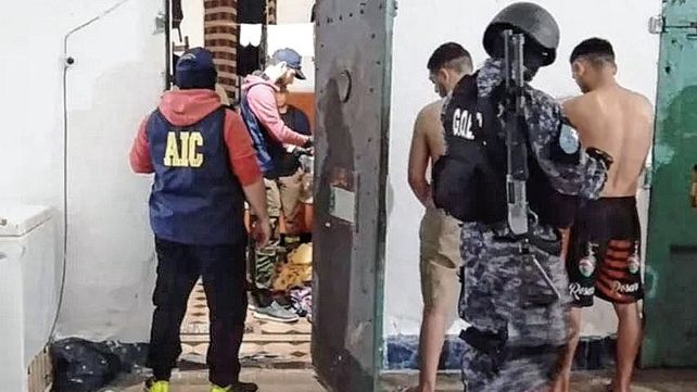 Efectivos de AIC revisan la celda de Lautaro Walter G.