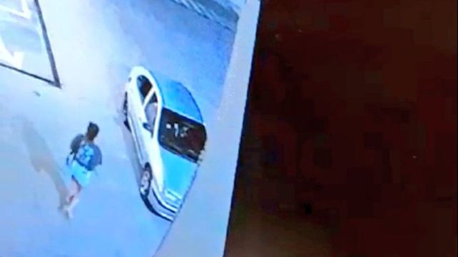 Las cámaras de videovigilancia captaron al Renault Megane en el que viajaron los los autores de la amenaza a Ángel Di María. 