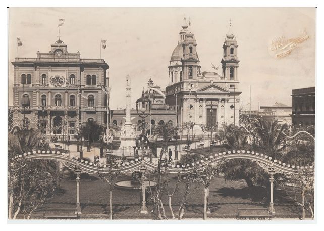 El Palacio de los Leones y la Catedral. Se puede observar una edificación entre medio de los establecimientos donde hoy se erige el Pasaje Juramento