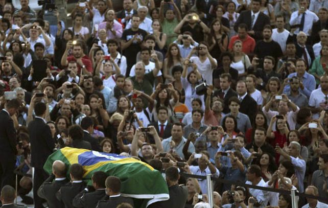 Una multitud conmovida despidió ayer en la ciudad de Brasilia los restos de su notable creador.