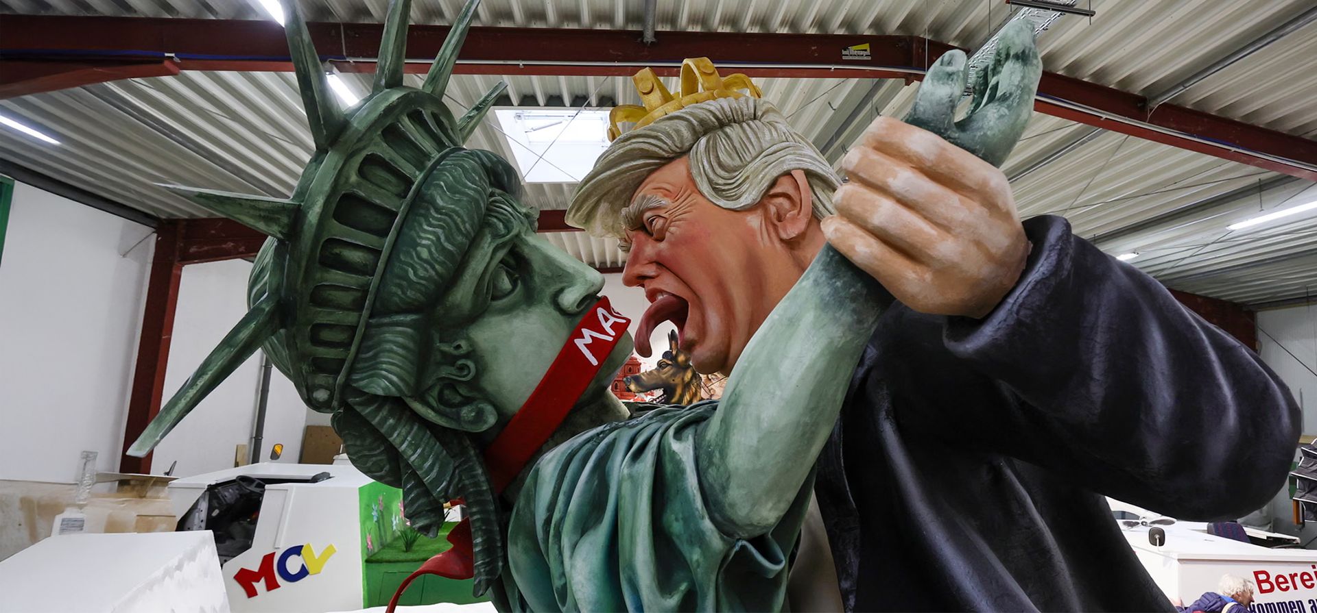 Una carroza de carnaval que representa a Donald Trump bailando con la Estatua de la Libertad, Maguncia, Alemania. Fotografía: Ronald Wittek/EPA Una carroza de carnaval que representa a Donald Trump bailando con la Estatua de la Libertad, Maguncia, Alemania. Fotografía: Ronald Wittek/EPA