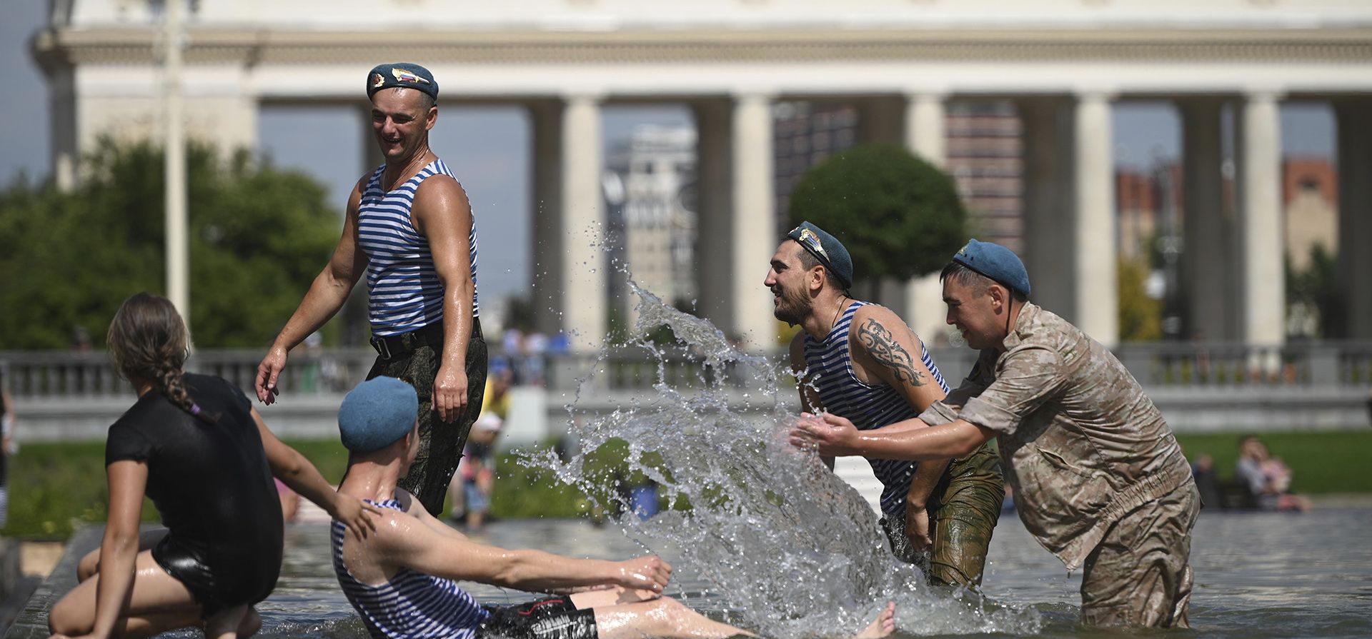 Veteranos paracaidistas se bañan en la fuente que celebra el Día de los paracaidistas en el Parque Gorky en Moscú, Rusia, el martes 2 de agosto de 2022. Las Fuerzas de Paracaidistas Rusas celebran el 92° aniversario del establecimiento de las fuerzas aerotransportadas de Rusia.