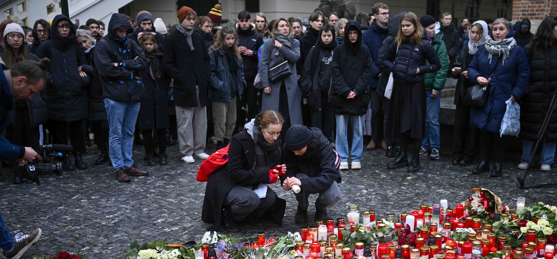 Los dolientes colocan velas afuera de la sede de la Universidad Carolina para las víctimas del tiroteo masivo en Praga, República Checa, el viernes 22 de diciembre de 2023. Un hombre armado solitario abrió fuego en una universidad el jueves, matando a más de una docena de personas e hiriendo a decenas de personas. (Foto AP/Denes Erdós) Los dolientes colocan velas afuera de la sede de la Universidad Carolina para las víctimas del tiroteo masivo en Praga, República Checa, el viernes 22 de diciembre de 2023. Un hombre armado solitario abrió fuego en una universidad el jueves, matando a más de una docena de personas e hiriendo a decenas de personas. (Foto AP/Denes Erdós)