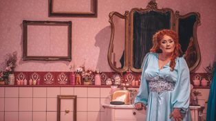 Verónica Llinás protagoniza Antígona en el baño, la obra que co-escribió y co-dirigió, y que se podrá ver el 4 y 5 en el teatro Astengo