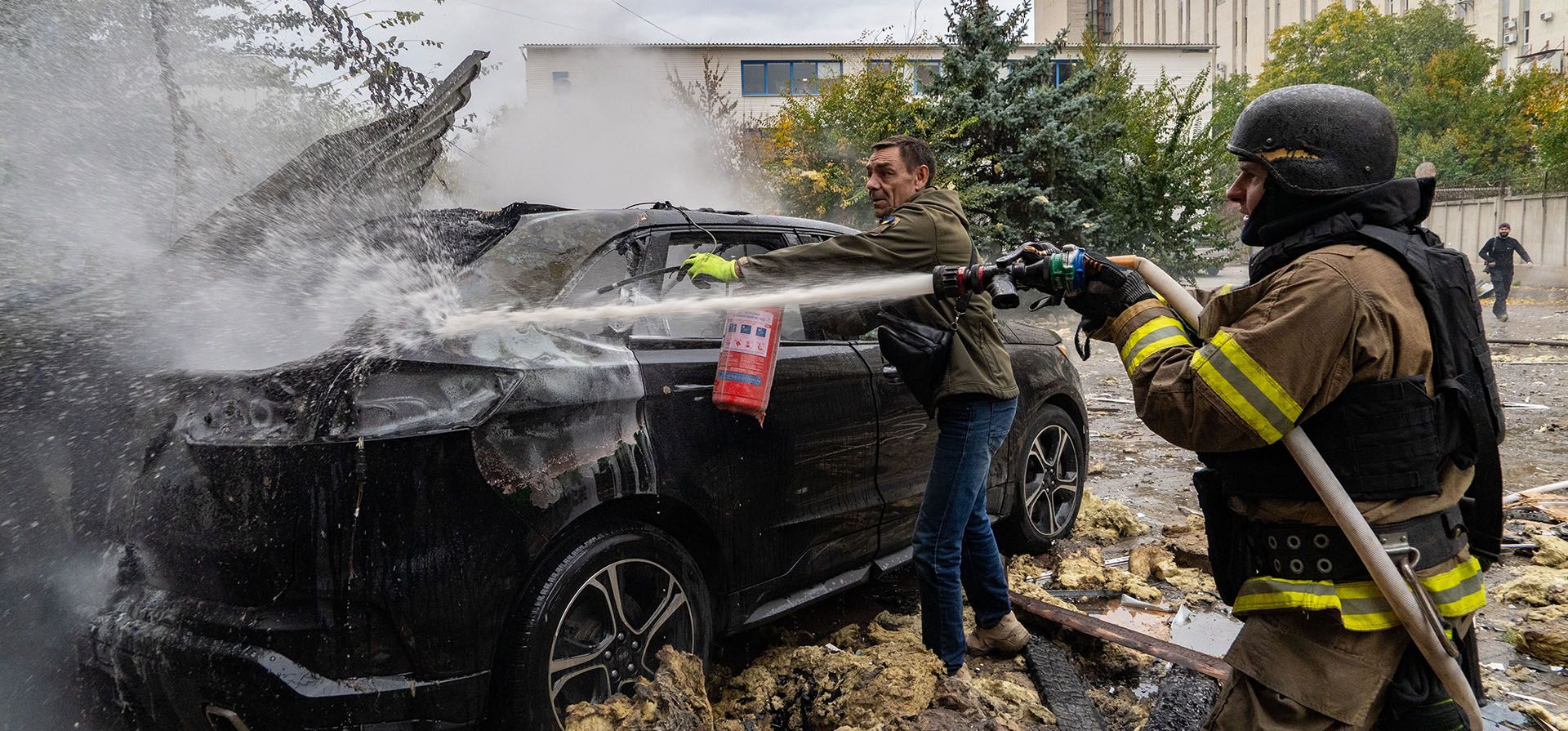 Bomberos extinguen un incendio tras un ataque aéreo ruso en Járkiv, Ucrania, el viernes 23 de octubre de 2026. (Foto AP/Andrii Marienko) Bomberos extinguen un incendio tras un ataque aéreo ruso en Járkiv, Ucrania, el viernes 23 de octubre de 2026. (Foto AP/Andrii Marienko)