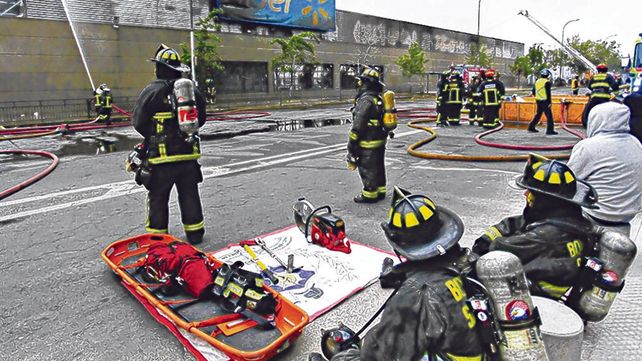 daño total. Uno de los muchos locales de Walmart en Chile que fueron incendiados.&nbsp;